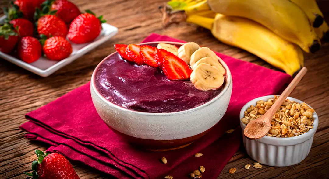 Tigela de açaí premium com morango, banana e granola