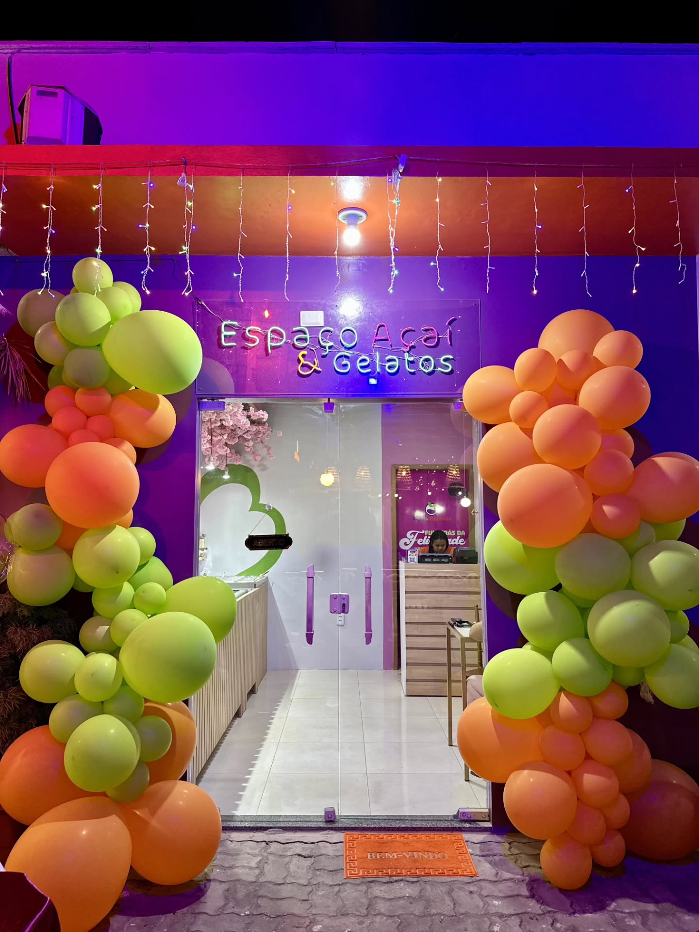 Interior acolhedor do Espaço Açaí & Gelatos